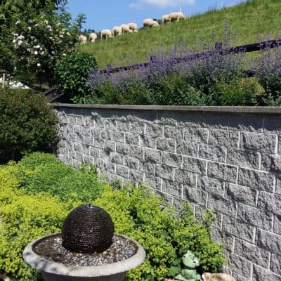 Umgebungsgestaltung Terrassierung mit Mauer